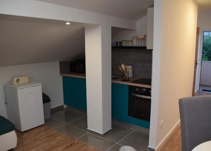 Appartement Dina 2 *